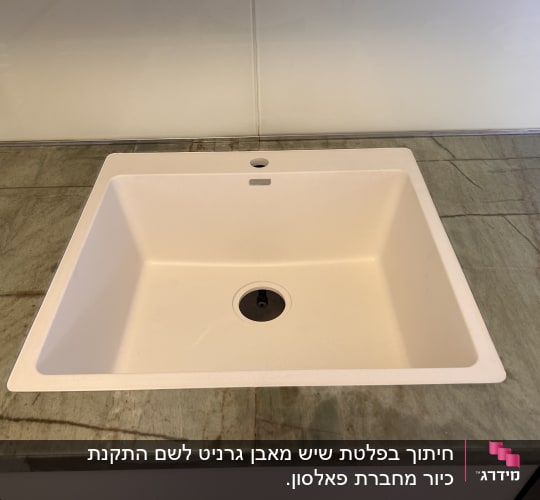 כיור על משטח שיש ירוק עם עורקים